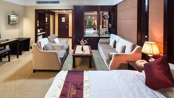 Minibar, desk, WiFi (free)