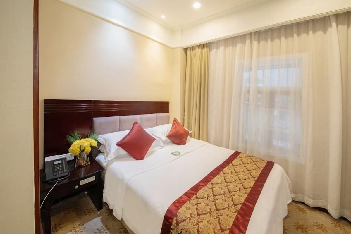 Minibar, desk, free WiFi