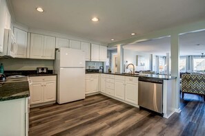 Grand réfrigérateur, micro-ondes, four, plaque de cuisson