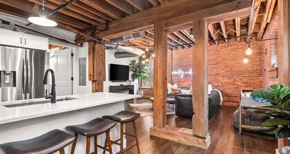 TB208 ~ Unique Flat w/ Elevator ~ 2 mi to Broadway ~ Pool ~ 1865 Club/Bar On Site ~ Free Parking