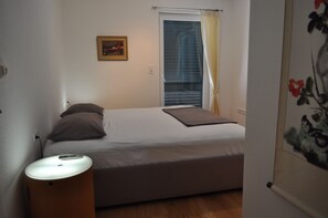 3 quartos, ferros/tábuas de passar roupa, berço de viagem