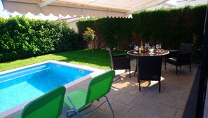 Utendørsbasseng og et oppvarmet basseng