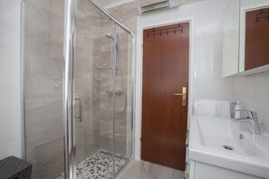 Hair dryer, towels, soap, toilet paper - Peaceful holiday house with private pool and breathtaking sea views (Rabac)