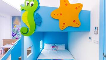 Habitación apta para niños con litera, decoración de caballito de mar verde y un cuadro de estrella de mar.