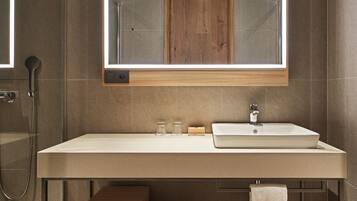 Atelier | Badezimmer | Dusche, Haartrockner, Bademäntel, Hausschuhe