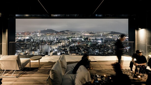 A modern room with a large window overlooking a cityscape at night. - Anteroom Seoul (Seoul)
