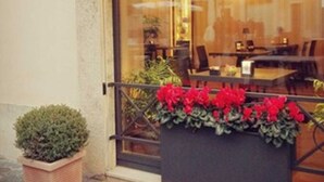 Un restaurante con un felpudo rojo y un letrero sobre la entrada.