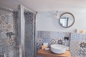 Articles de toilette gratuits, sèche-cheveux, peignoirs, chaussons