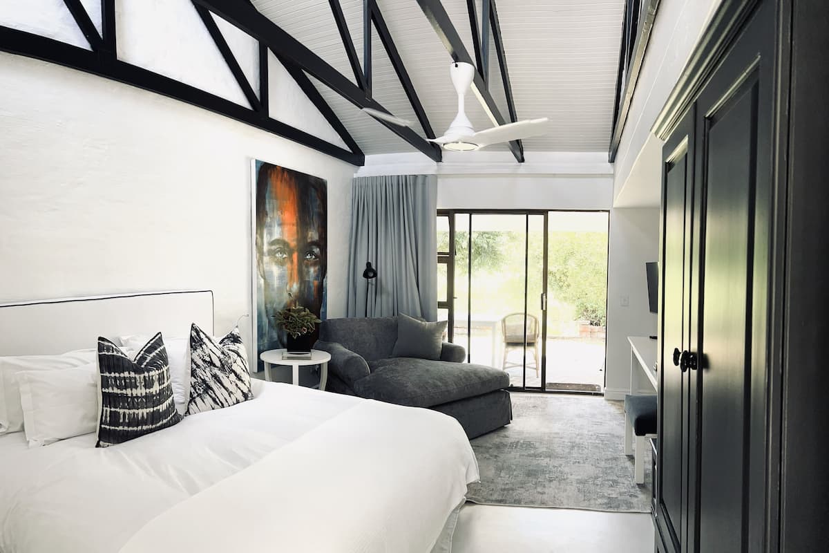Luxury Double Room | Minibar, in-room safe, laptop workspace, blackout drapes