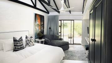 Luxury Double Room | Minibar, in-room safe, laptop workspace, blackout drapes