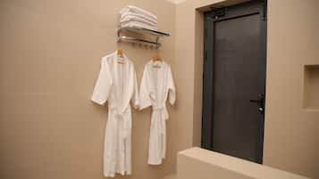 Family Studio Suite | Bathroom | Shower, rainfall showerhead, free toiletries, slippers