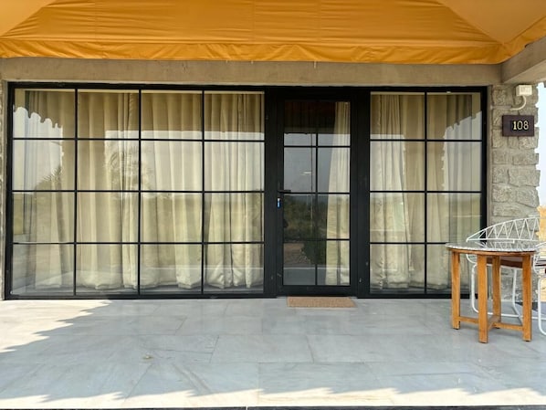 Luxury AC Cottage | Living area | Fireplace, iPod dock, MP3 dock - Jawai Bera Leopard Camp (Bali)