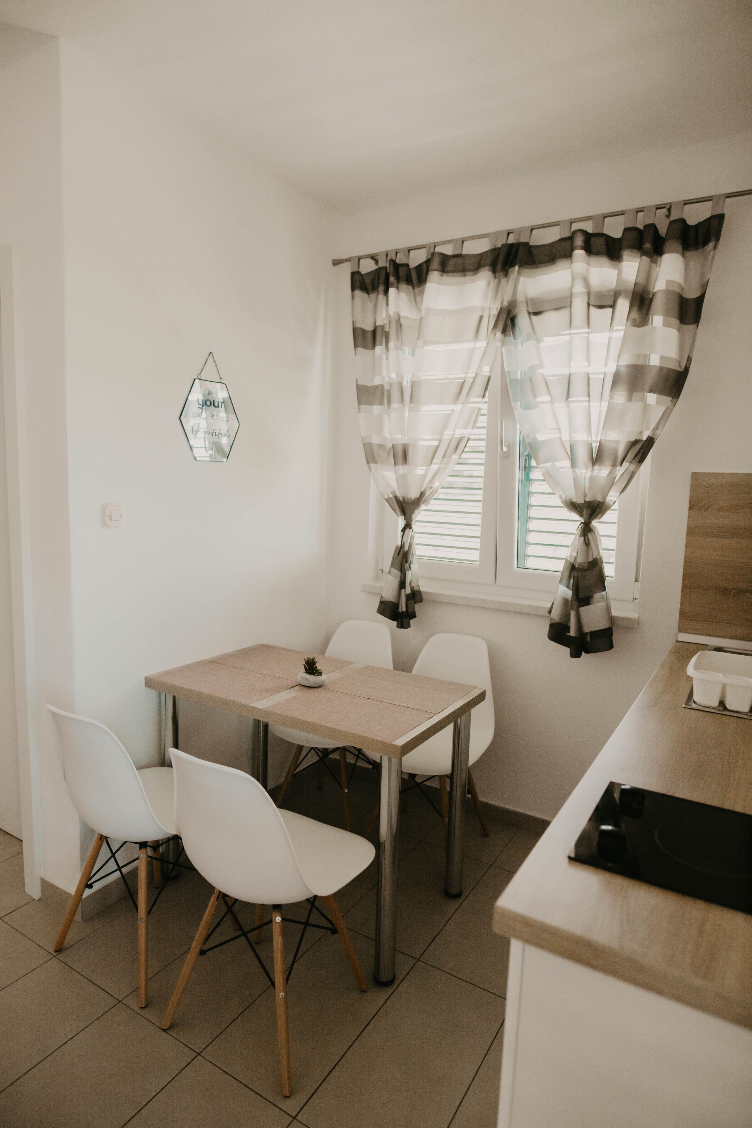 Apartamento Deluxe (3) | Zona de estar | Una televisión de pantalla plana, una mesa de tenis de mesa, juguetes