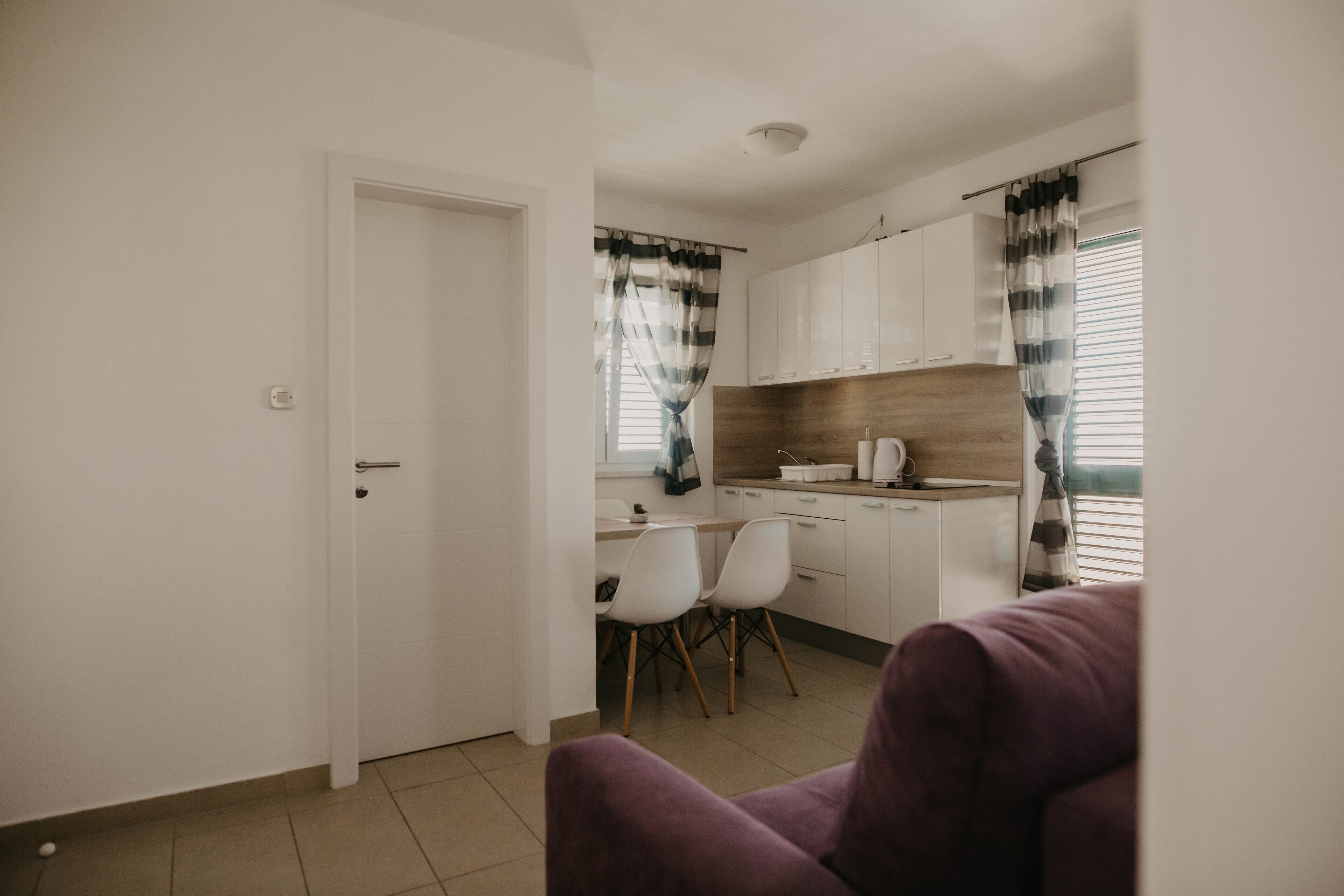 Deluxe Apartment (3) | Living area | 80-cm flat-screen TV with satellite channels, TV, ping pong