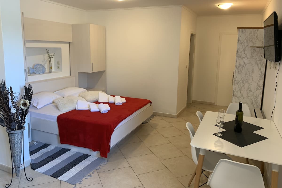 Basic Studio (6) | Premium bedding, memory foam beds, desk, laptop workspace