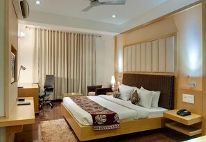 Minibar, individuell inredning, unika möbler och skrivbord