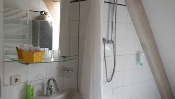 Haartrockner, Handtücher, Seife, Shampoo