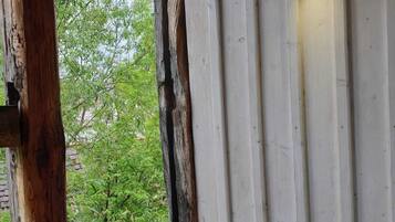 Eine Holzhütte mit weißer Wand und einem Fenster.