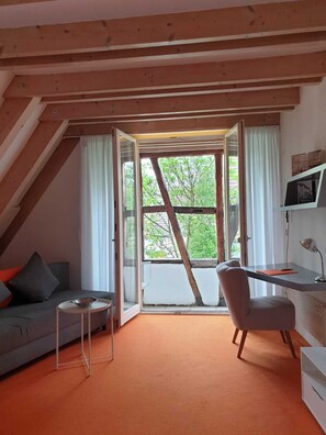 TV, books - Loft apartment at the foot of the Swabian Alb (Kirchheim unter Teck)