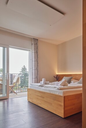 Deluxe Double Room | Hypo-allergenic bedding, desk, free WiFi, bed sheets - I AM HOTEL Graz-Seiersberg (Seiersberg-Pirka)