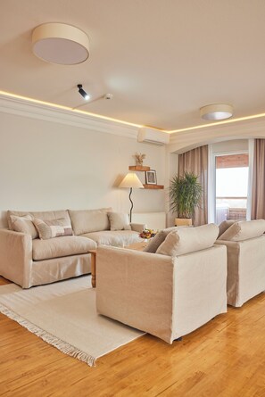 Luxury Studio Suite | Living area | 35-cm flat-screen TV with satellite channels, TV - I AM HOTEL Graz-Seiersberg (Seiersberg-Pirka)