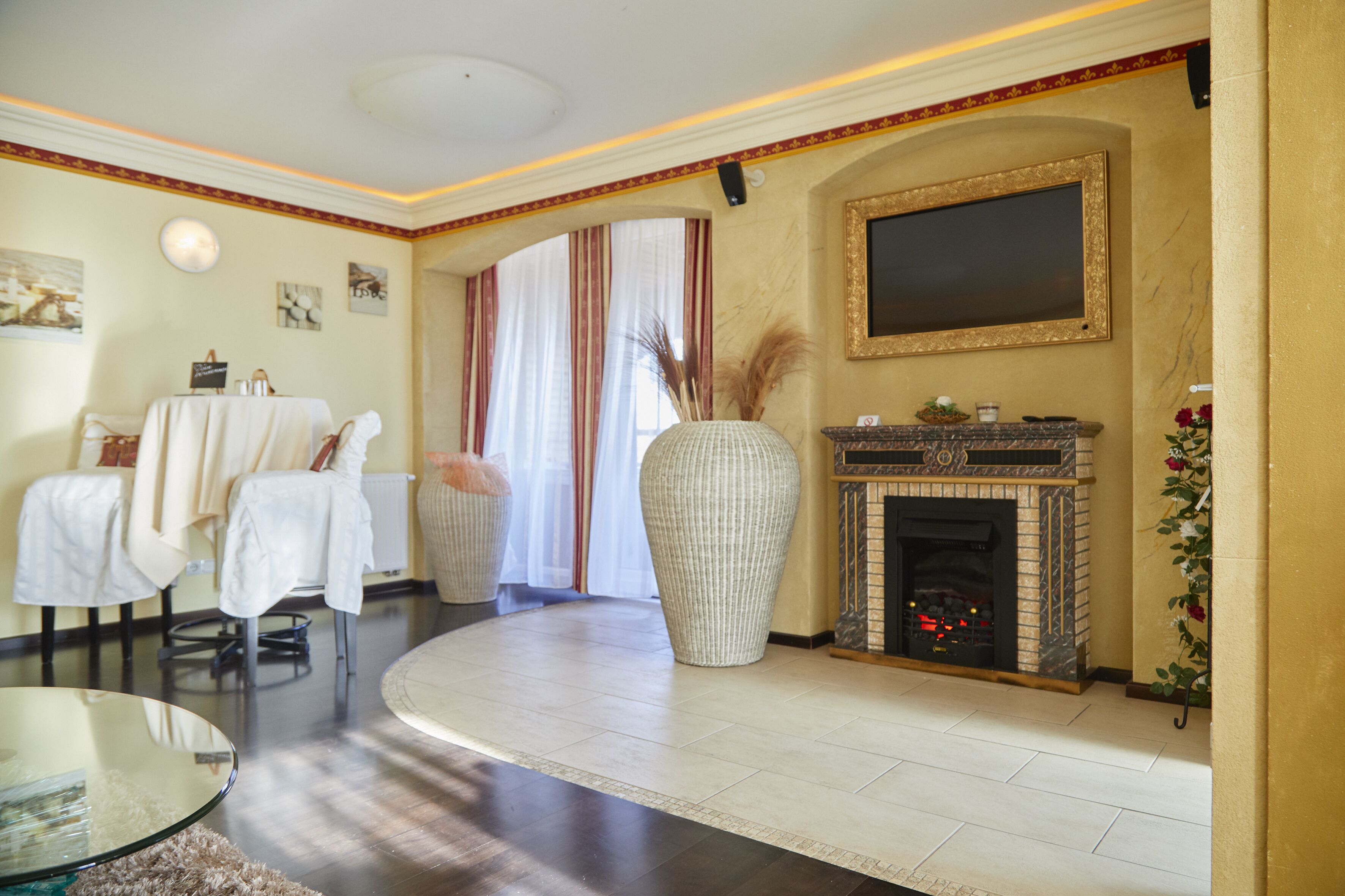 studio suite | living area | 35-cm flat-screen tv with satellite channels, tv