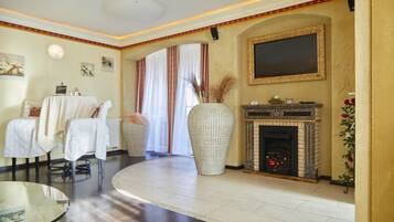 Studio Suite | Living area | 35-cm flat-screen TV with satellite channels, TV