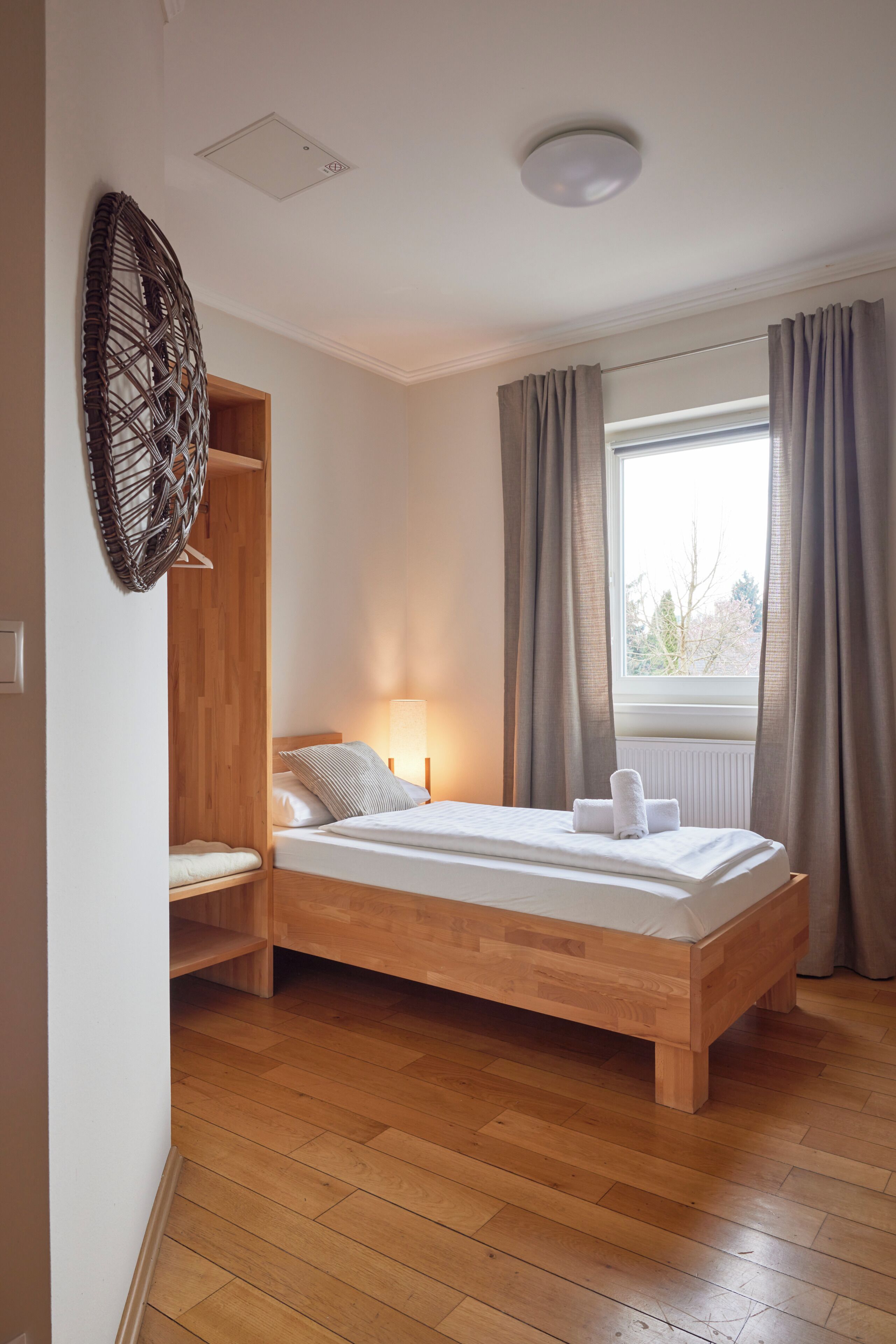 Meja kerja, Wi-Fi gratis, dan seprai linen