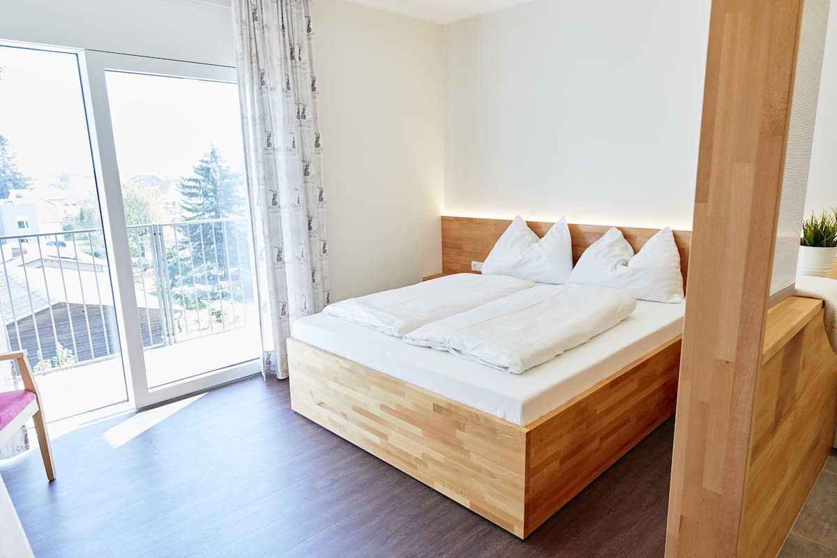 deluxe double room | 1 bedroom, desk, free wifi, bed sheets