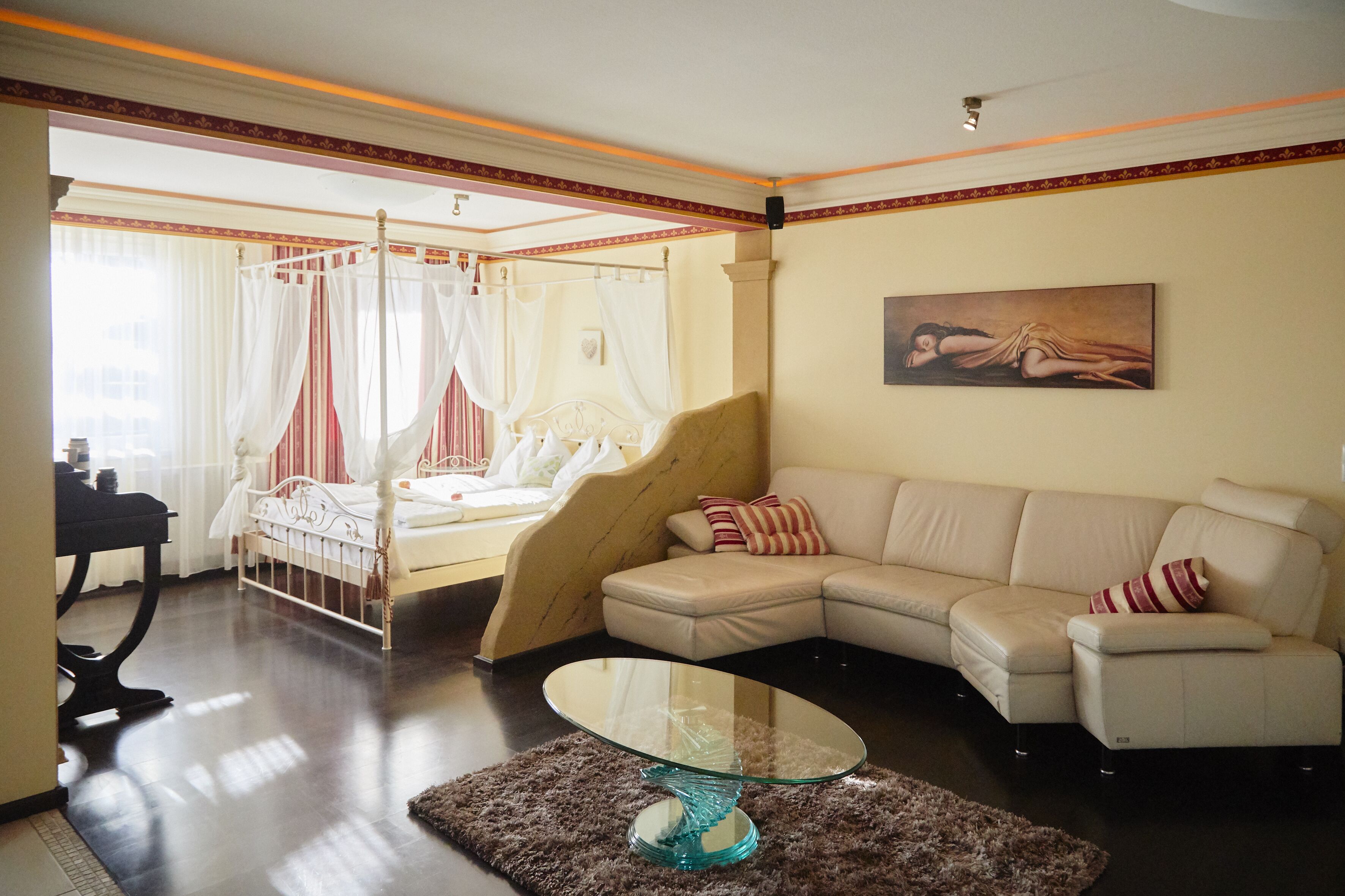 studio suite | 1 bedroom, desk, free wifi, bed sheets