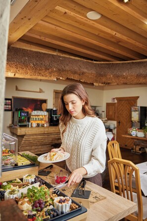 Daily buffet breakfast (EUR 17 per person) - I AM HOTEL Graz-Seiersberg (Seiersberg-Pirka)