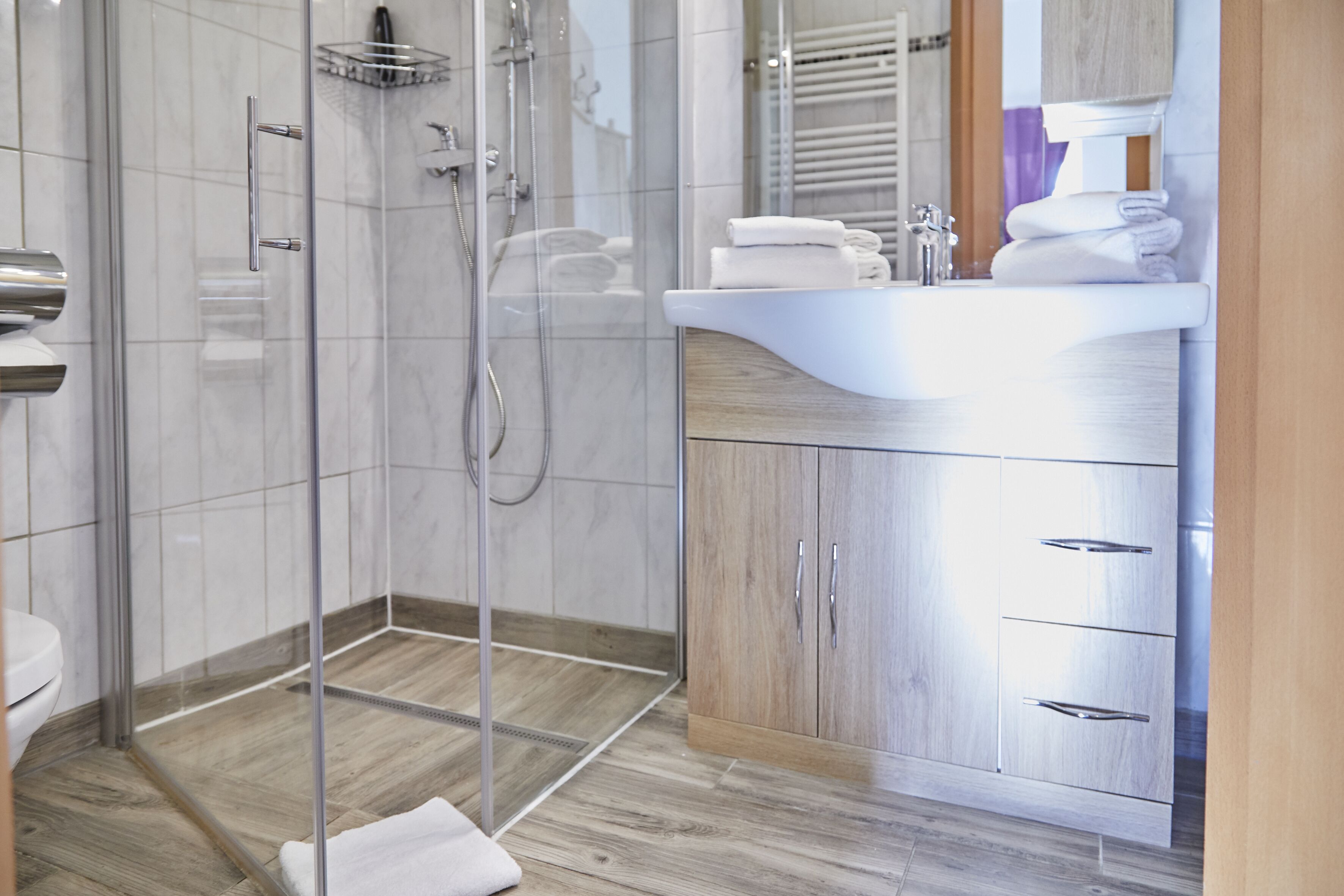 double room | bathroom | shower, free toiletries, hair dryer, towels