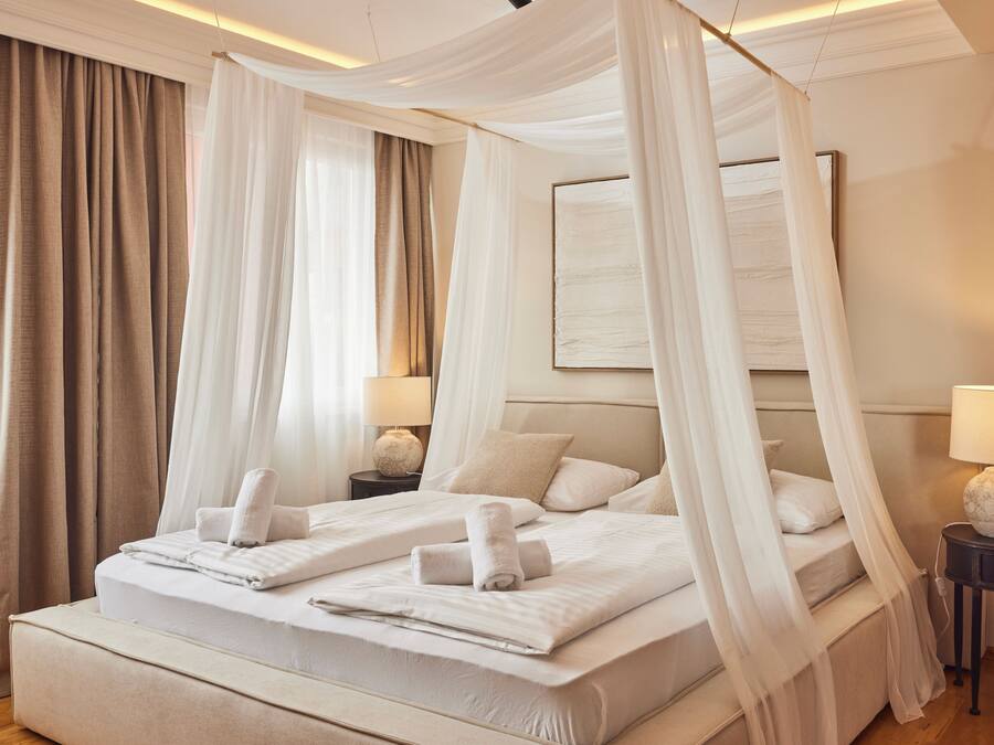 Studio Suite | Desk, free WiFi, bed sheets