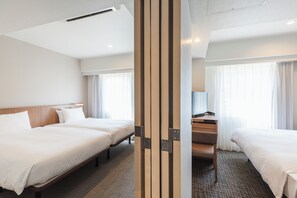 Habitación, para no fumadores, habitaciones conectadas | Escritorio y espacio para trabajar con laptop