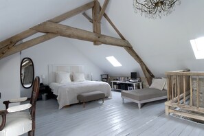 3 habitaciones, tabla de planchar con plancha, wifi y ropa de cama 