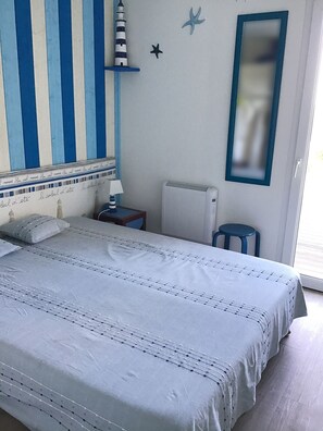 2 bedrooms, desk, iron/ironing board, free WiFi - Triplex for 5 people with sea view terrace 100 m from Trestel beach (Trévou-Tréguignec)