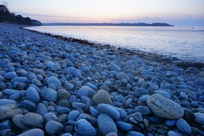 Sur la plage, chaise longue