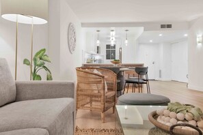 Smart-TV, bøker, stereoanlegg og kontorer