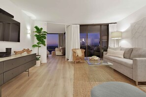 Smart-tv, böcker, en stereo och kontor