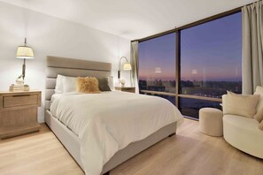 1 sovrum, skrivbord, strykjärn/strykbräda och resesäng