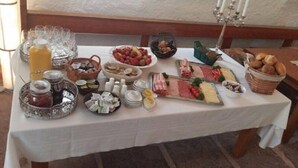 Ein reichhaltiges Frühstücksbuffet mit Speisen und Beilagen auf einem Tisch.