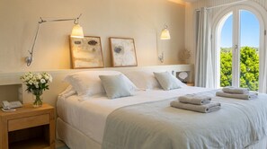 6 bedrooms, in-room safe, iron/ironing board, free WiFi - Villas Brisa del Mar. Front line / Spectacular sea views by Weekly Villas (Sitges)