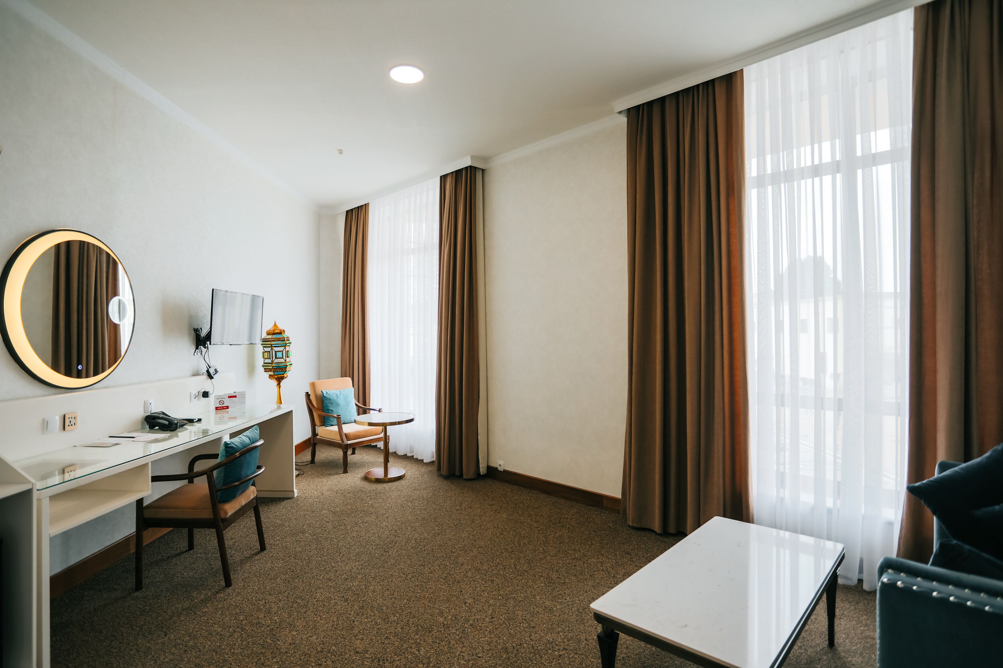 Presidentiële tweepersoonskamer | Woonruimte | Een 32-inch lcd-televisie met satellietzenders en televisie