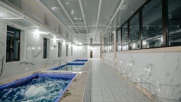 Inomhuspool och utomhuspool