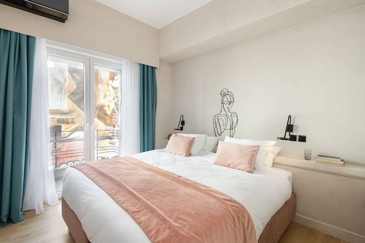 Superior Family Apartment with Two Bedrooms | Hypo-allergenic bedding available, in-room safe, desk, laptop workspace