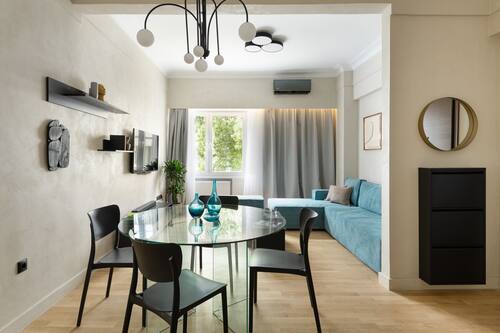 Deluxe Family Apartment With two Bedrooms & Private Kids' Playground | Área de sala de estar | Smart TV de 45 pulgadas con canales vía satélite