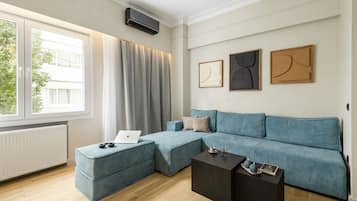 Deluxe Family Apartment With two Bedrooms & Private Kids' Playground | Zona de estar | Una televisión de pantalla plana
