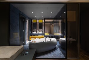 The Penthouse Suite | Μπάνιο | Επώνυμα προϊόντα προσωπικής περιποίησης, πιστολάκι μαλλιών, μπουρνούζια