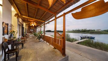 Family Room | Terrace/patio
