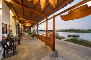 Terrace/patio - Boat House Riverside Homestay (Da Nang)